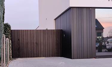 Strakke gesloten aluminium design poort uit lamellen motief - Zonhoven