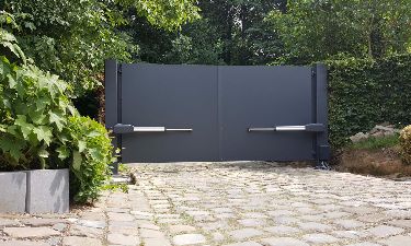 Strakke aluminium panelen poort met beklede achterzijde door aluminium plaat