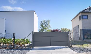 Moderne aluminium schuifpoort bestaande uit vlakke platen met structuur kleur