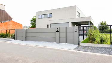Moderne design schuifpoort aluminium panelen stalen palen Rijkel Limburg