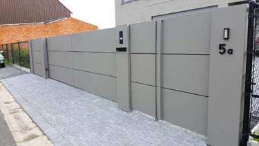 Moderne design schuifpoort aluminium panelen stalen palen Rijkel Limburg