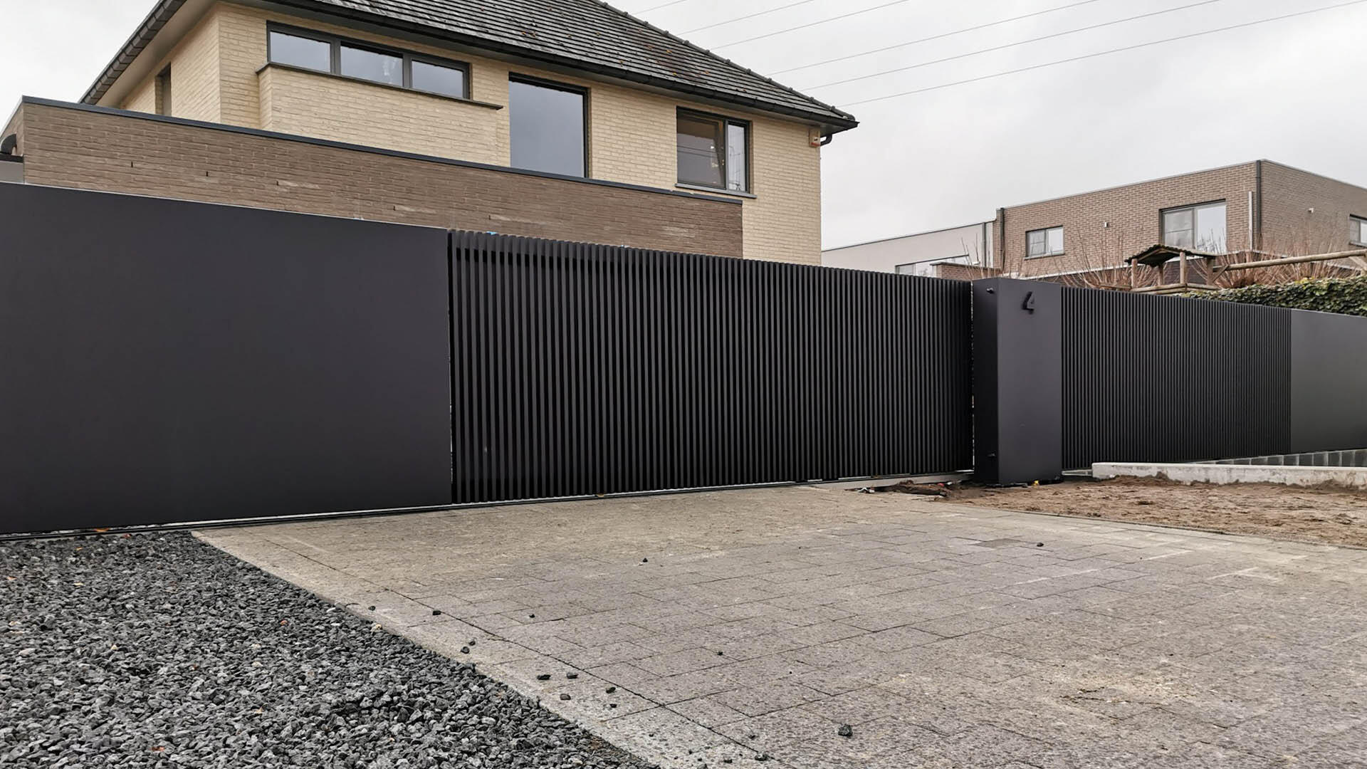 Design project schuifpoort in stijl Lamels gecombineerd met loopdeur en panelen in Panel