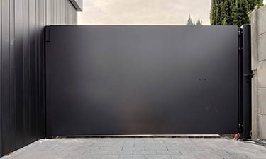 Strakke gesloten aluminium design poort uit lamellen motief - Zonhoven