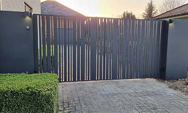 Aluminium vleugelpoort Cupro met verbrede palen en verlichting | Model Cupro
