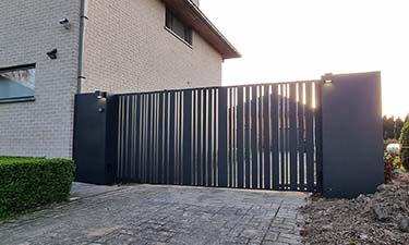Aluminium vleugelpoort Cupro met verbrede palen en verlichting | Model Cupro