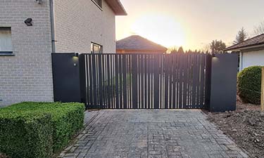 Aluminium vleugelpoort Cupro met verbrede palen en verlichting | Model Cupro