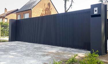 Moderne aluminium schuifpoort met verticale lamellen - Beringen