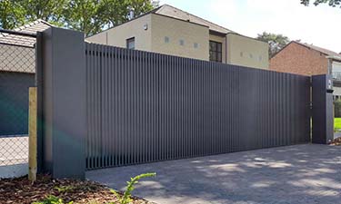 Moderne aluminium schuifpoort met verticale lamellen - Beringen