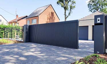 Moderne aluminium schuifpoort met verticale lamellen - Beringen