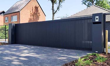 Moderne aluminium schuifpoort met verticale lamellen - Beringen
