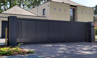 Moderne aluminium schuifpoort met verticale lamellen - Beringen
