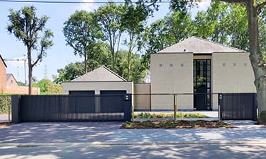 Moderne aluminium schuifpoort met verticale lamellen - Beringen