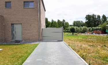 Aluminium draaideur met strakke vlakke panelen - Garain
