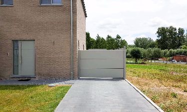 Aluminium draaideur met strakke vlakke panelen - Garain