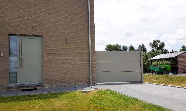 Aluminium draaideur met strakke vlakke panelen - Garain