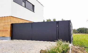Moderne draaipoort bestaande uit aluminium plaat - Genk