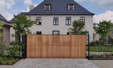 Design schuifpoort stalen kader met Afzelia bekleding - Sint-Lambrechts-Herk