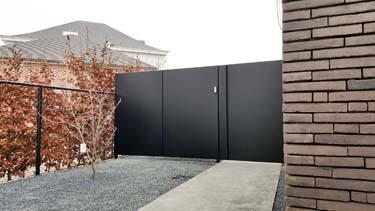 Strakke vleugelpoort bekleed met grote aluminium plaat te Zepperen